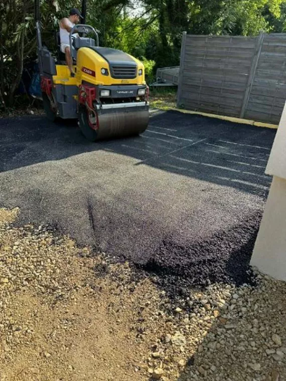 Prestataire pour goudronnage d'une allée de maison avec accès difficile, Pays de Gex, Lion Constructions