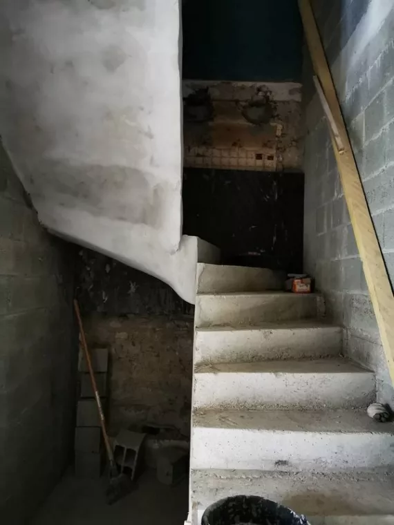 Maçon pour création de fondation pour travaux de construction d'une maison individuelle sur un terrain en campagne, Pays de Gex, Lion Constructions
